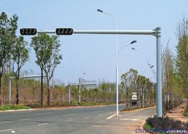 চীন 6.5M Traffic Light Pole Durable Single Arm Outdoor Light Pole With Anchor Bolts সরবরাহকারী